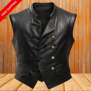 Pode incluir: Colete de couro preto com gola mandarim, fechos de n&oacute;s decorativos e bot&otilde;es dourados. O colete tem dois bolsos frontais e um corte sob medida. O texto "LEATHER METRO" &eacute; vis&iacute;vel. A imagem tem um banner "FREE SHIPPING".