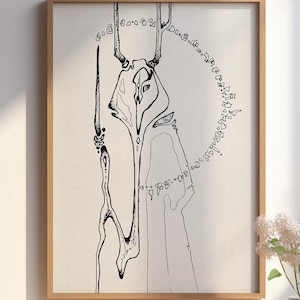 Puede incluir: Un dibujo en blanco y negro de una persona con una cabeza grande y un vestido largo y fluido. La persona está rodeada por un círculo de pequeñas formas abstractas. El dibujo está enmarcado en un marco de madera claro.
