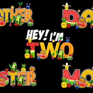 Op de afbeelding: Een zwarte achtergrond met de woorden "BROTHER", "DAD", "SISTER" en "MOM" in kleurrijke, fruit-thema letters. De zin "HEY! I'M TWO" staat in het midden. Elk woord is versierd met cartoon fruit en groenten.