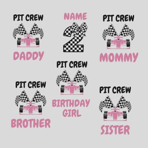 Peut inclure: Plusieurs graphiques roses et noirs sur le thème de la course automobile. Les motifs comprennent des voitures de course, des drapeaux à damiers et du texte tel que "Pit Crew", "Daddy", "Mommy", "Brother", "Sister" et "Birthday Girl". Un grand chiffre 2 est également présent.
