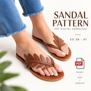 Könnte beinhalten: Braune Ledersandalen mit blattförmigem Riemendesign. Der Text auf dem Bild lautet SANDAL PATTERN PDF DIGITAL DOWNLOAD EU 36 - 41 PRINT CUT CREATE. Die Sandalen werden mit einer blauen Jeans mit ausgefransten Säumen getragen.