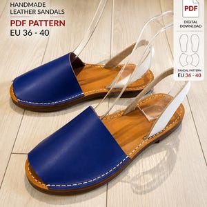 Könnte beinhalten: Ein Paar handgefertigte Ledersandalen mit blauem Obermaterial, hellbraunen Innensohlen und weißen Fersenriemen. Der Text lautet HANDMADE LEATHER SANDALS PDF PATTERN EU 36 - 40 und DIGITAL DOWNLOAD für die Größen EU 36 bis 40.