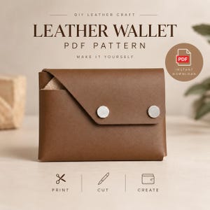 Op de afbeelding: Een bruine leren portemonnee met een diagonale flap die wordt vastgezet met twee zilverkleurige metalen drukknopen. De tekst luidt DIY LEATHER CRAFT LEATHER WALLET PDF PATTERN MAKE IT YOURSELF. Iconen voor printen, snijden en creëren staan onderaan.