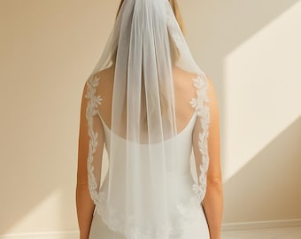 Lace Cathedral Veil White Bridal Veil with Comb Elegant Lace Veil for Wedding Elbow Length Veil Lace Trimmed Fingertip Veil for Bride