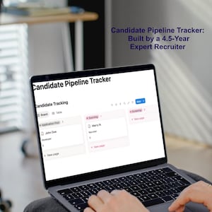 Könnte beinhalten: Ein Laptop mit einer "Candidate Pipeline Tracker"-Oberfläche. Der Bildschirm zeigt Optionen zur Kandidatenverfolgung, einschließlich "Application Pool" und "Sourcing". Der Text auf dem Bildschirm lautet "Built by a 4.5-Year Expert Recruiter."