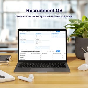 Op de afbeelding: Een laptop toont een rekruteringsdashboard met de tekst "Recruitment OS" en "The All-in-One Notion System to Hire Better & Faster." Het scherm toont gegevens over de evaluatie van sollicitatiegesprekken. Een pen, notitieboek en plant staan op het houten bureau.