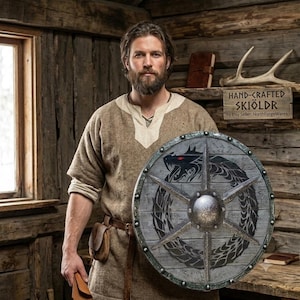 Escudo medieval de madera Eivor Valhalla con forma de cuervo: réplica artesanal de guerrero vikingo desgastado por la batalla, ideal para cosplay y exhibición.
