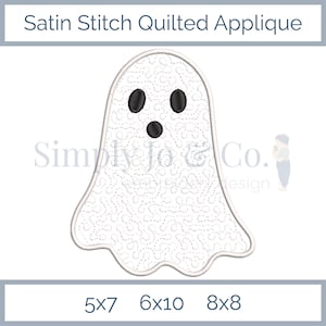Könnte beinhalten: Ein weißer Satin-Stich-Quilt-Applikationsgeist mit schwarzen Augen und Mund. Der Geist hat eine wellenförmige Kontur und ist mit einem detaillierten Stichmuster gefüllt. Der Text "Satin Stitch Quilted Applique" steht oben. Verfügbare Größen sind 5x7, 6x10 und 8x8.