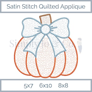 Pode incluir: Um design de aplicação acolchoada com ponto de cetim apresentando uma abóbora laranja com um laço azul claro. A abóbora tem um caule marrom e o laço tem um padrão detalhado. O texto "Satin Stitch Quilted Applique" está no topo. Tamanhos: 5x7, 6x10, 8x8.
