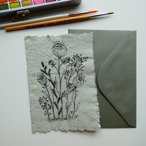 Postal realizada en papel reciclado, hecho a mano, Flores y Plantas.