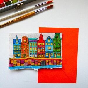 Carte postale réalisée en papier recyclé et fait main. Maisons, châteaux, contes de fées