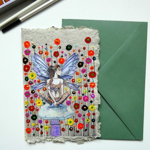 Cartão postal feito de papel reciclado e artesanal. Conto de fadas e anjos.