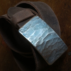 Boucle de ceinture forgée à la main Grain de bois Fabriqué au Canada Amateurs de bois en acier inoxydable Accessoires d'équipement de travail unisexe pour jeans s'adapte à une ceinture de 1-1/2 Bleu