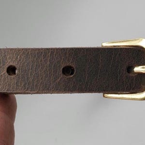 Schmaler Ledergürtel mit schlichter Goldschnalle, austauschbaren Druckknöpfen, 1,9 cm breit