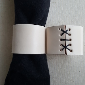 Schwarz-Weiß-Leder-Serviettenringe, handgenähte Spitze, intimes Essen, Leder-Jubiläum, Ess-Accessoires, Hochzeitstisch, Tischdekoration