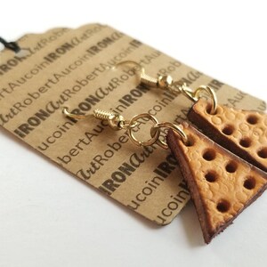 Boucles d'oreilles Itsy Bitsy Petites boucles d'oreilles en cuir avec finitions en acier inoxydable Boucles d'oreilles marron clair Boucles d'oreilles minuscules Boucles d'oreilles en cuir avec sac cadeau