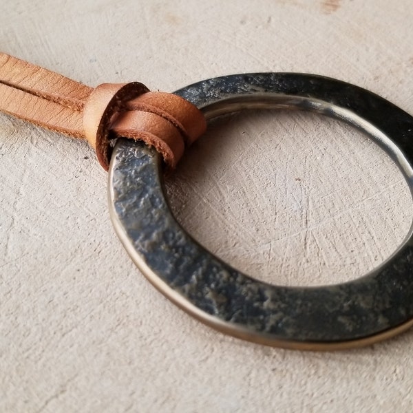 Ciondolo a cerchio in bronzo forgiato a mano, collana in pelle rustica