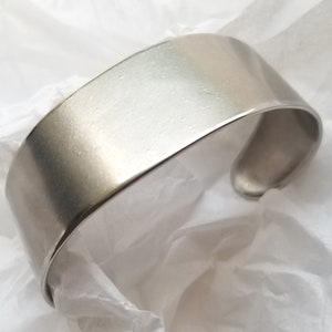 Manschette, handgeschmiedet Silber Armband, Amboss strukturiert, Edelstahl Jahrestagsgeschenk, Brautjungfer Geschenk, signiert Original, Unisex Geschenk w / Tasche