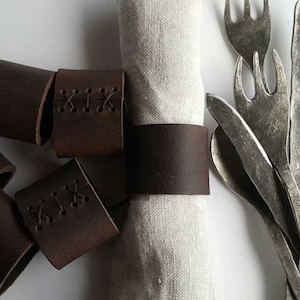 Dunkelbraune Leder Serviettenringe, Handgenähte Spitze, Intimes Essen, Leder Jahrestag, Esszubehör, Hochzeitstisch, Tischdekoration