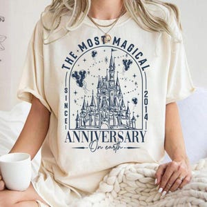 Anniversaire magique personnalisé Disneyland PNG, t-shirt vacances en Couple Disneyland, château Disneyworld célébrant PNG, anniversaire de mariage