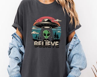 UFO エイリアン シャツ、面白いヴィンテージ レトロ グラフィック エイリアン T シャツ、ユニセックス コンフォート カラー T シャツ、超常現象 オーバーサイズ 美的 UFO T シャツ