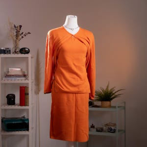 Conjunto de punto de tres piezas de archivo de Gianni Versace | Naranja neón metalizado cibernético de los 90 | Ribete de piel con estampado de serpiente | Traje de falda futurista, talla S
