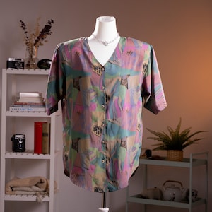 Könnte beinhalten: Ein rustikales Holzschild mit dem Text "Welcome to our home" in weißer Schrift. Das Schild hat eine Used-Optik und ein schlichtes, einladendes Design, ideal für eine Veranda oder einen Eingangsbereich.