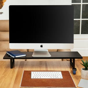 Soporte de madera para monitor con almacenamiento: soporte de escritorio con grabado personalizado para oficina en casa.