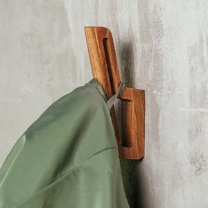 Magnetic Wooden Wall Hook – Modern Key Holder & Coat Rack – Oak or Walnut, Minimalist Design for Entryway Organization