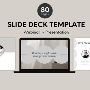 Può includere: Lo schermo di un computer portatile mostra una diapositiva di presentazione con il testo "Drawing a single stroke at the present moment". La diapositiva fa parte di un modello di presentazione di webinar con 80 pagine.