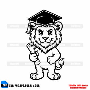 Könnte beinhalten: Schwarz-Weiß-Illustration eines Löwen mit Abschlusskappe und Diplom. Der Löwe hat eine detaillierte Mähne und steht aufrecht. Das Bild enthält den Text "ZIP SVG, PNG, EPS, PDF, AI & CDR" und "Editable 100% Vector Instant Download."