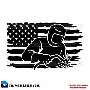 Peut inclure: Graphique noir et blanc d'un soudeur devant un drapeau américain. Le soudeur porte un casque et tient une torche de soudage, avec des étincelles. Le texte "ZIP SVG, PNG, EPS, PDF, AI & CDR" et "Editable 100% Vector Instant Download" est inclus.