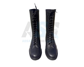 Könnte beinhalten: Ein Paar schwarze Lederstiefel mit Schnürung und spitzer Zehenkappe.