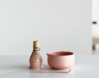 Blush roze keramische matcha-komset met tuit en gardehouder Handgemaakte keramische matcha-set met matcha-kom en houder