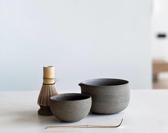 Set di ciotole per Matcha in ceramica rustica fatte a mano: ciotola con beccuccio versatore, porta frusta, tazza da tè