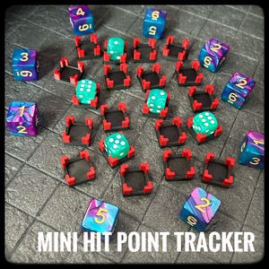 Può includere: Un set di 10 mini tracker di punti ferita in plastica rossa e nera per giochi di ruolo da tavolo. Ogni tracker ha un piccolo scomparto per contenere un dado. I dadi sono blu, verdi e viola con numeri bianchi.