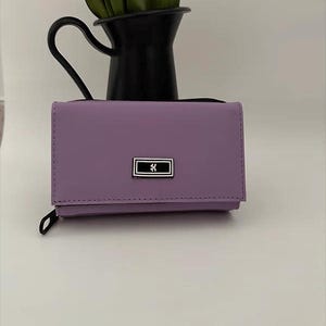 Cartera minimalista color lavanda: compacta, elegante y práctica para el día a día.