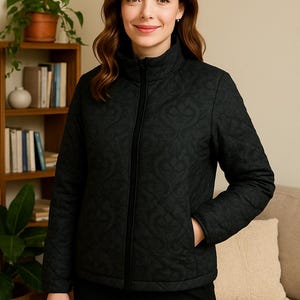 Czarna, stylowa damska kurtka puchowa, ciepła kurtka zimowa, stylowa odzież wierzchnia, kurtka w kwiaty, moda jesienna