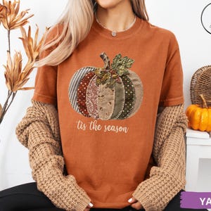 Camiseta de calabaza con estampado de patchwork, camiseta Bella Canvas acogedora para otoño, top de calabaza "Tis The Season", ropa de Acción de Gracias con estética rústica y encantadora.