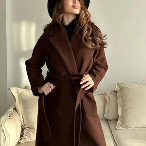 Cappotto avvolgente in cashmere marrone, vestaglia trench in lana con cintura, cappotto lungo autunno/inverno con tasche applicate, giacca spolverino minimalista e lussuosa.