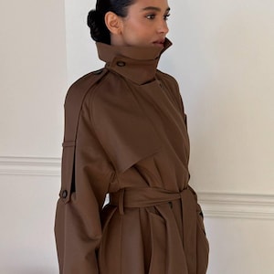 Langer Baumwoll-Trenchcoat, übergroßer Trenchcoat mit Gürtel, Minimalistischer Baumwollmantel, eleganter Frühlings- und Herbstmantel, beigefarbener Trenchcoat, Capsule Garderobe