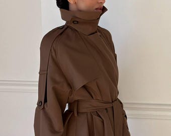 Długi bawełniany trencz, oversize'owy trencz z paskiem, minimalistyczny bawełniany płaszcz, elegancki płaszcz wiosenno-jesienny, beżowy trencz, garderoba kapsułowa