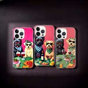 Può includere: Custodie per telefono rosa con un'illustrazione di cani con occhiali da sole e bandane, che si godono vino e snack. Le custodie presentano varie razze di cani e accessori, con la scritta "SASSY" su una custodia.