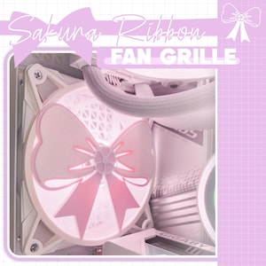 Op de afbeelding: Computer ventilatorrooster met een roze strik ontwerp. De tekst "Sakura Ribbon" en "FAN GRILLE" worden weergegeven in een zachtroze lettertype. De ventilator is wit en heeft een rasterpatroon.