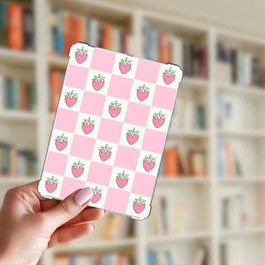 Kindle-inzetstuk aardbei geruit | Digitale download voor Kindle Paperwhite, Basic, Scribe & Colour Soft | Gezellige esthetische Kindle-accessoires
