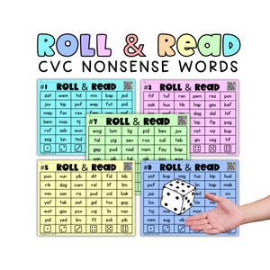 Może przedstawiać: Kolorowe karty do gry edukacyjnej zatytułowane "ROLL & READ CVC NONSENSE WORDS". Karty są w różnych kolorach i zawierają listy trzyliterowych słów. Duża kostka do gry jest pokazana na jednej z kart, a tekst "ROLL & READ" znajduje się u góry.