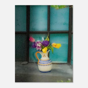 Póster de jarrón de tulipán vintage | Arte encantador para la decoración de tu hogar | Diseño de ventana turquesa