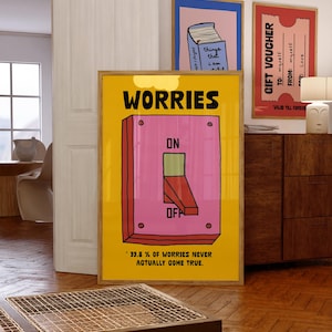K&ouml;nnte beinhalten: Ein gerahmtes gelbes Poster mit dem Wort "WORRIES" &uuml;ber einer rosa Lichtschalter-Illustration. Der Schalter befindet sich in der Position "OFF". Der Text unten lautet "99,8 % DER SORGEN WERDEN NIE WAHR."