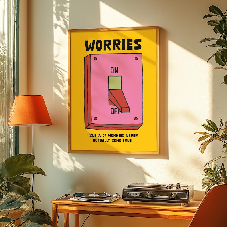 K&ouml;nnte beinhalten: Gerahmtes Poster mit dem Wort "WORRIES" in fetten schwarzen Buchstaben. Das Poster zeigt einen rosa Lichtschalter mit den Aufschriften "ON" und "OFF". Der Text "99,8% OF WORRIES NEVER ACTUALLY COME TRUE" steht unten.