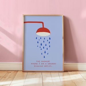 Może przedstawiać: Oprawiony wydruk przedstawiający czerwony prysznic i niebieskie krople wody na jasnoniebieskim tle. Tekst brzmi: "THE SHOWER: WHERE I AM A GRAMMY WINNING ARTIST."